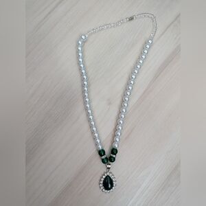 Elegant Green and Silver Pearl Necklace